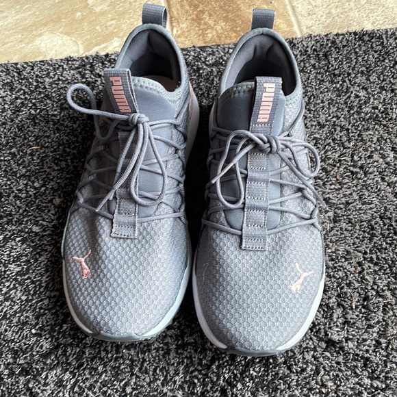 Gray w/pink accent Puma sneakers. Size 8 - Picture 2 of 5